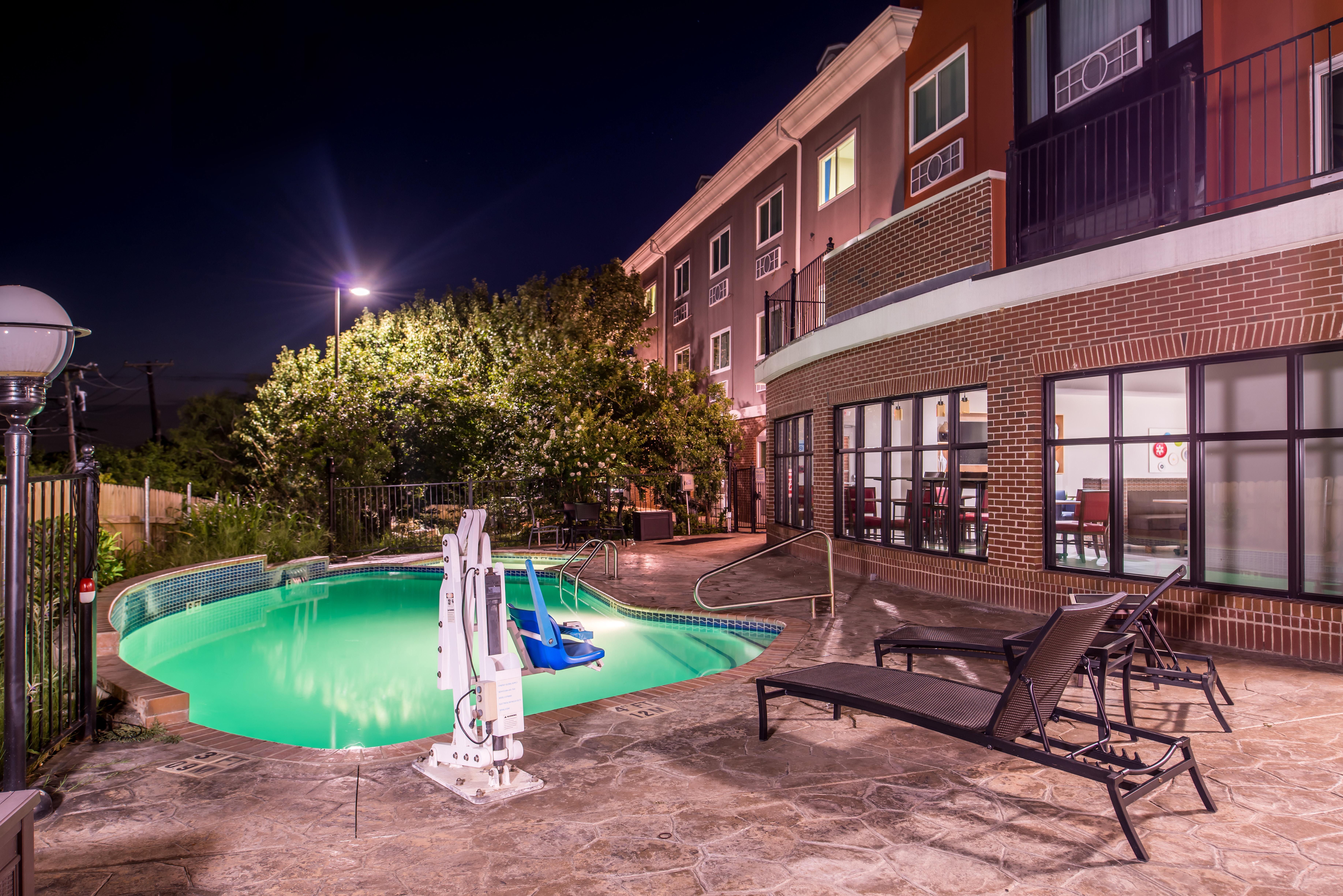Holiday Inn Express Hotel & Suites Elgin By Ihg Exterior foto